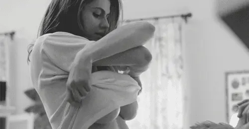 GIF de star nue Alexandra Daddario a poils
