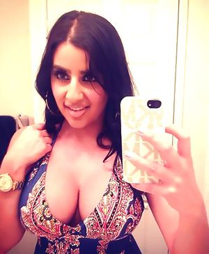 Sexy cleavage South Indian hot bhabhi twitter