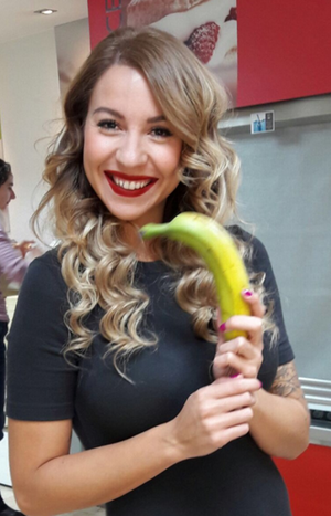 te la pelo? Rebeca, 29 años, revolucionó la casa con su buen rollo y... ¿sus plátanos? +INTERPUFF