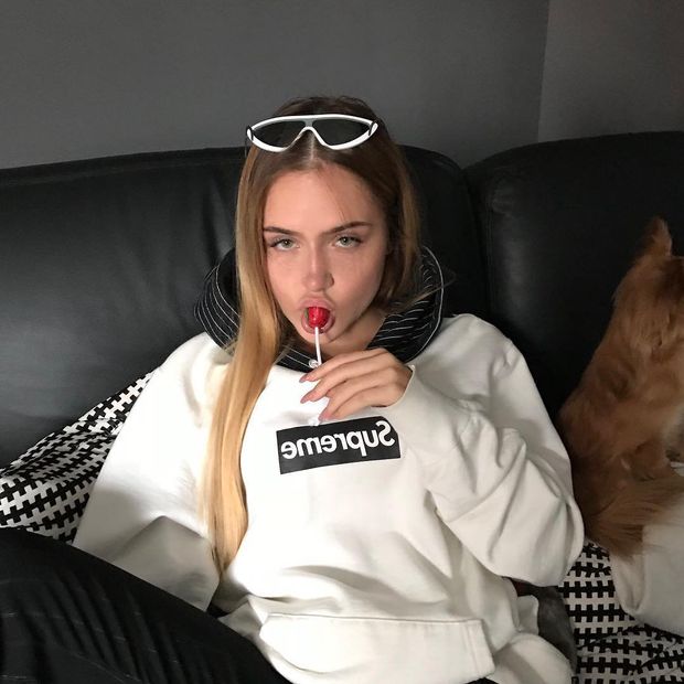 Hot collage chick wants to play