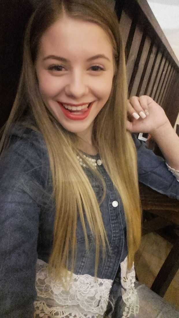 A selfie by a hot teen mom (18+)