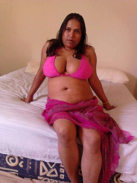 Kashmiri bhabhi sexy aunty cleavage show facebook