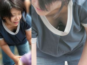 【子連れママ盗撮画像】お昼の公園はオッパイ天国だぁーwww子供に一生懸命で完全も防備な人妻たちの胸チラ画像wwwwww （熟女屋） - No.005