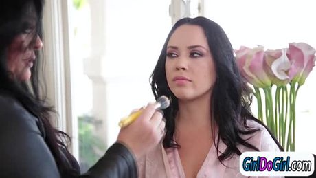 Riley n Kristina lick new makeup artist