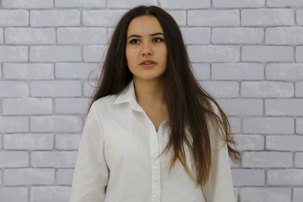 Cute face brunette teen