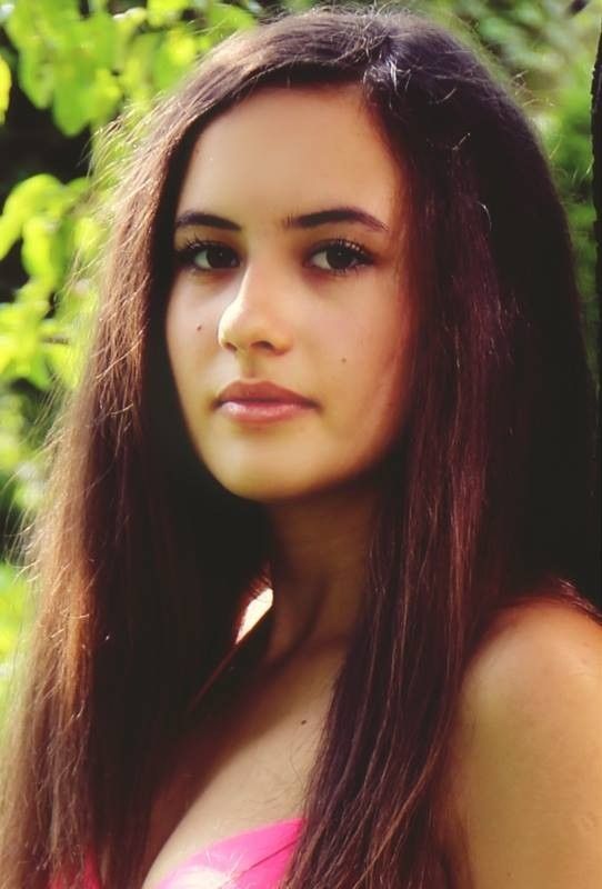 Teen brunette in bikini cute face