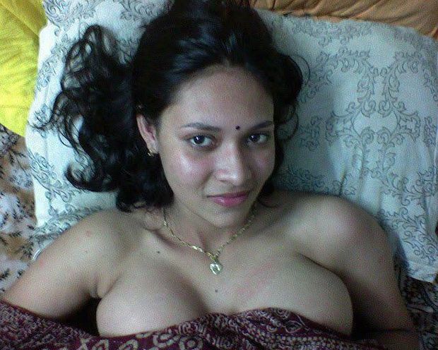 Sexy bhabhi hot cleavage South Indian instagram