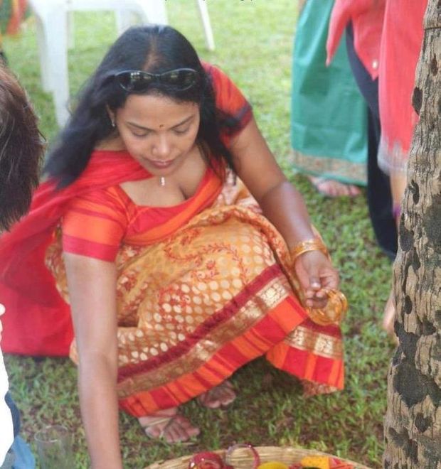 Sexy bhabhi hot cleavage South Indian instagram
