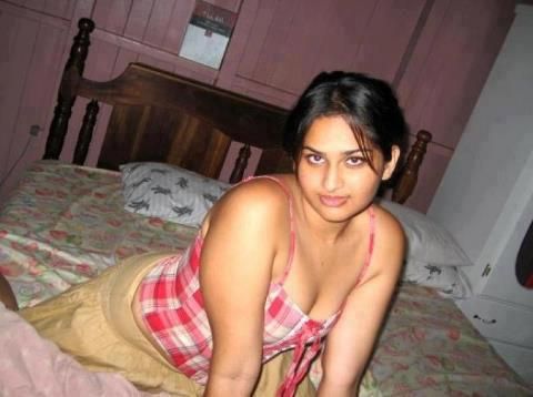 Hot cleavage Kerala bhabhi sexy pictures instagram