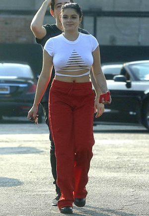 Ariel Winter flashing underboob