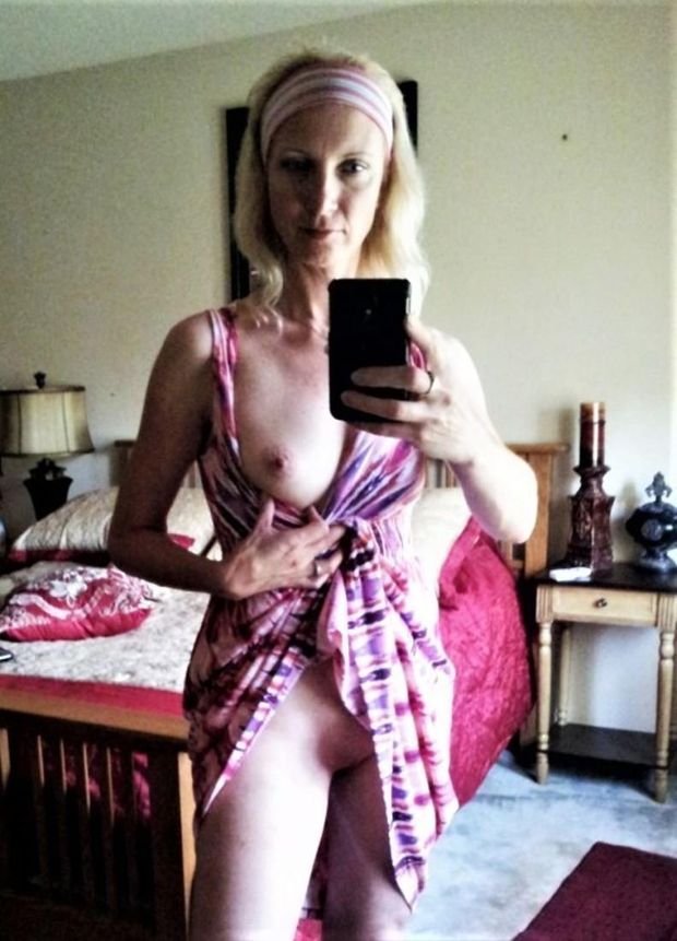 Amateur nude wife in sexy mirror selfie