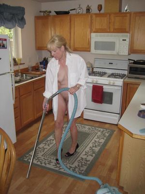 Naked mom is cleaning the kitchen