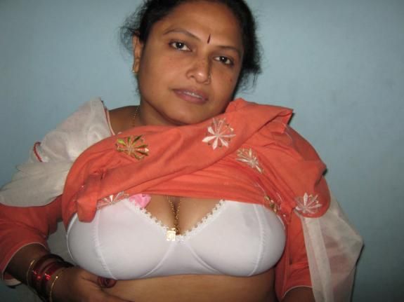 Hot cleavage sexy aunty South Indian tumblr