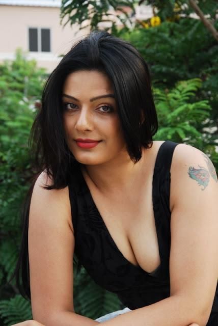 Kerala aunty sexy bhabhi cleavage show tumblr