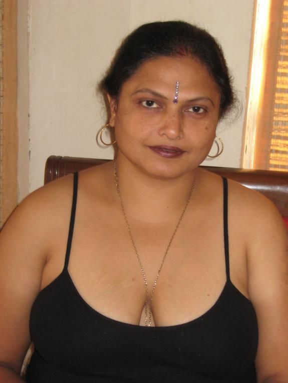 Sexy cleavage Kerala bhabhi Indian hot tumblr
