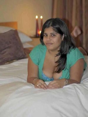 Sexy cleavage hot bhabhi housewife aunty facebook