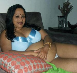 Chubby aunty maid bhabhi cleavage show facebook