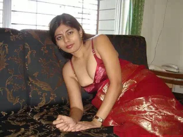 CLEAVAGE SHOW SEXY BHABHI HOT HOUSEWIFE FACEBOOK