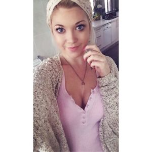 Blonde selfie with pink shirt