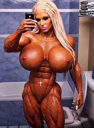 Muscular babe does selfie