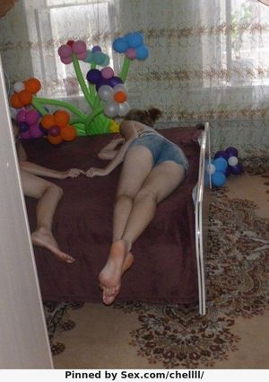 My cousin is spending her vacatiions in my sister's room...