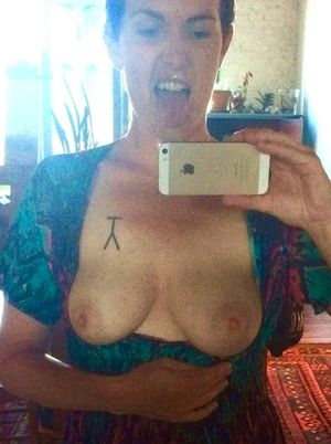 Amateur MILF home poser