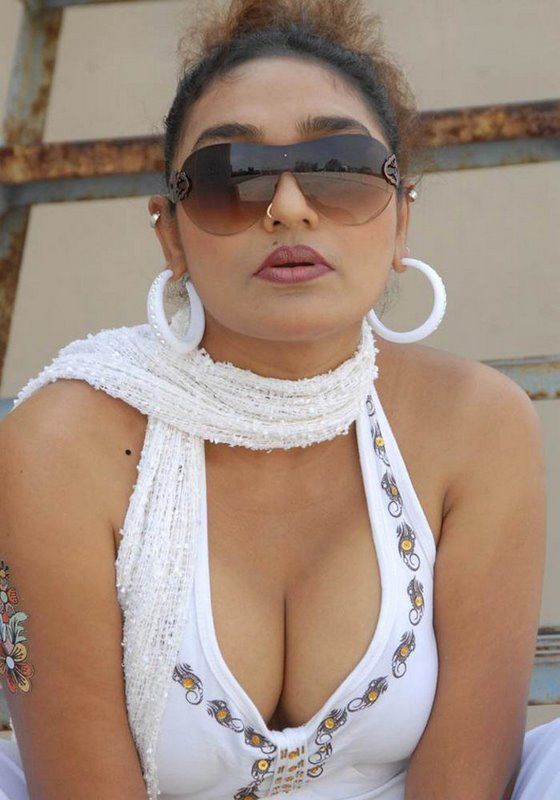 SEXY CLEAVAGE HOT BHABHI MALLU AUNTY TWITTER