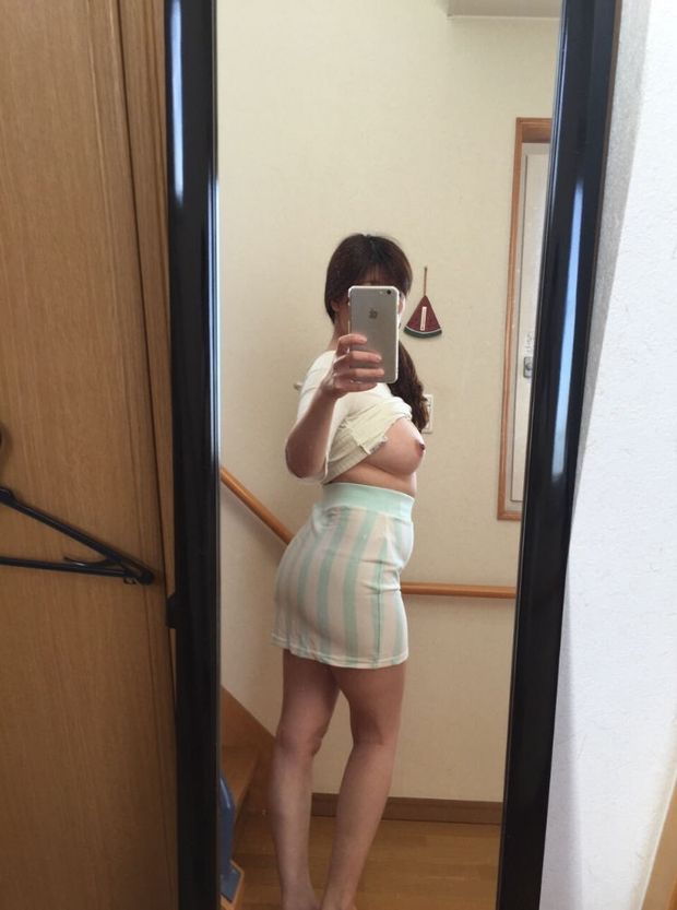 mom naked selfie