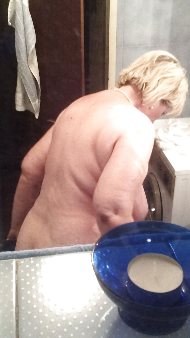 My BBW mother naked at home - spy pic.
