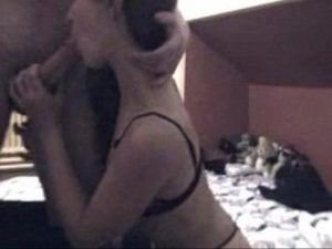 Namorada traindo com o irmão, colocou a novinha pra chupar nesse sexo caseiro