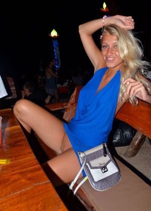 Seductive teen babe forgot panties