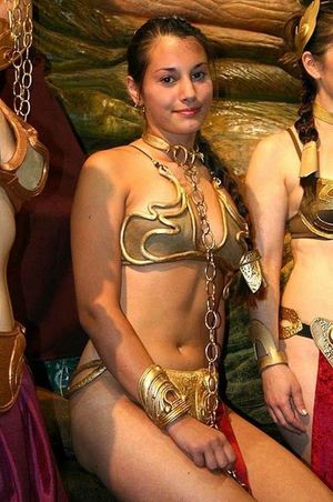 This is seriously one of the hottest Leia cosplayers I’ve seen.