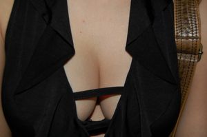 My wife's perfect cleavage - El escote perfecto de mi mujer