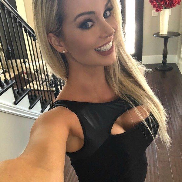Perfect smile with perfect boobs