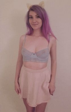 Kawaiikitten lifts skirt