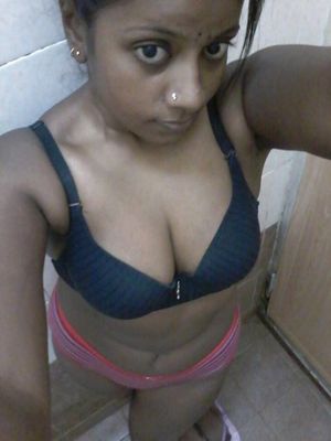 SOUTH INDIAN HOT BHABHI SEXY CLEAVAGE