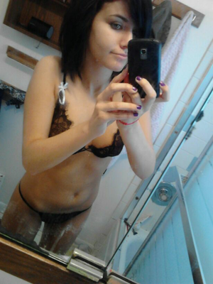 BL teen mirror sexting pic with matching black bra panties