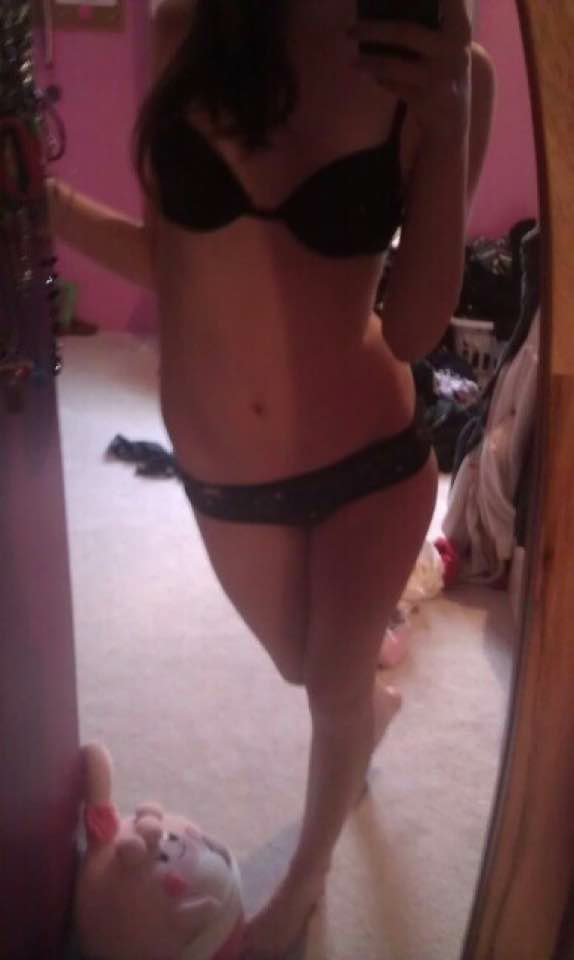 BL teen mirror sexting pic with matching black bra panties