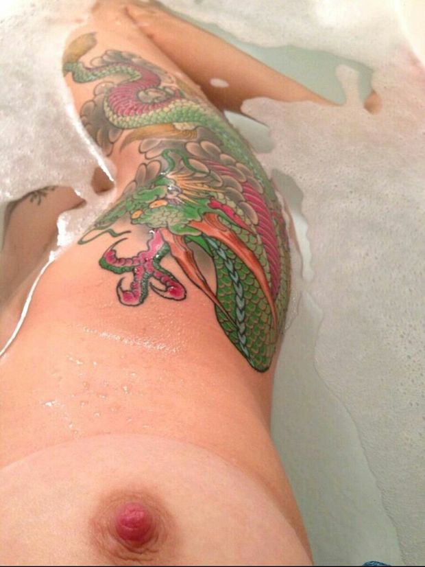 Hot tattooed blonde chick sexting picHot in bath tub