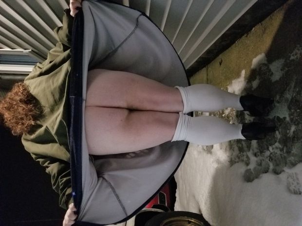 BBW flashing ass in public