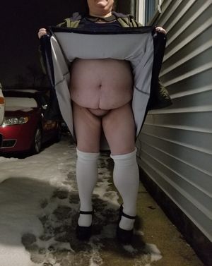 BBW flashing pussy in public