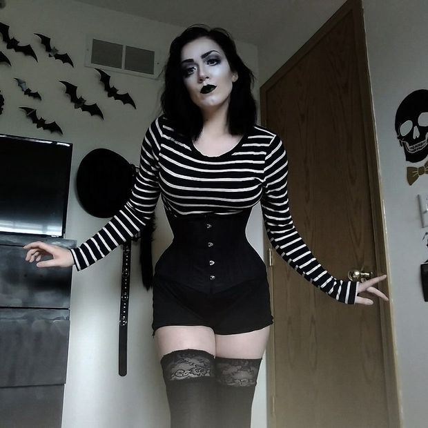 Fabiana Pozzi is to be  fawn D over - outfitt cors FOTA gothh big bobs