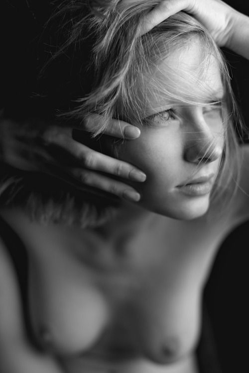 blonde aux seins nus noir et blanc
