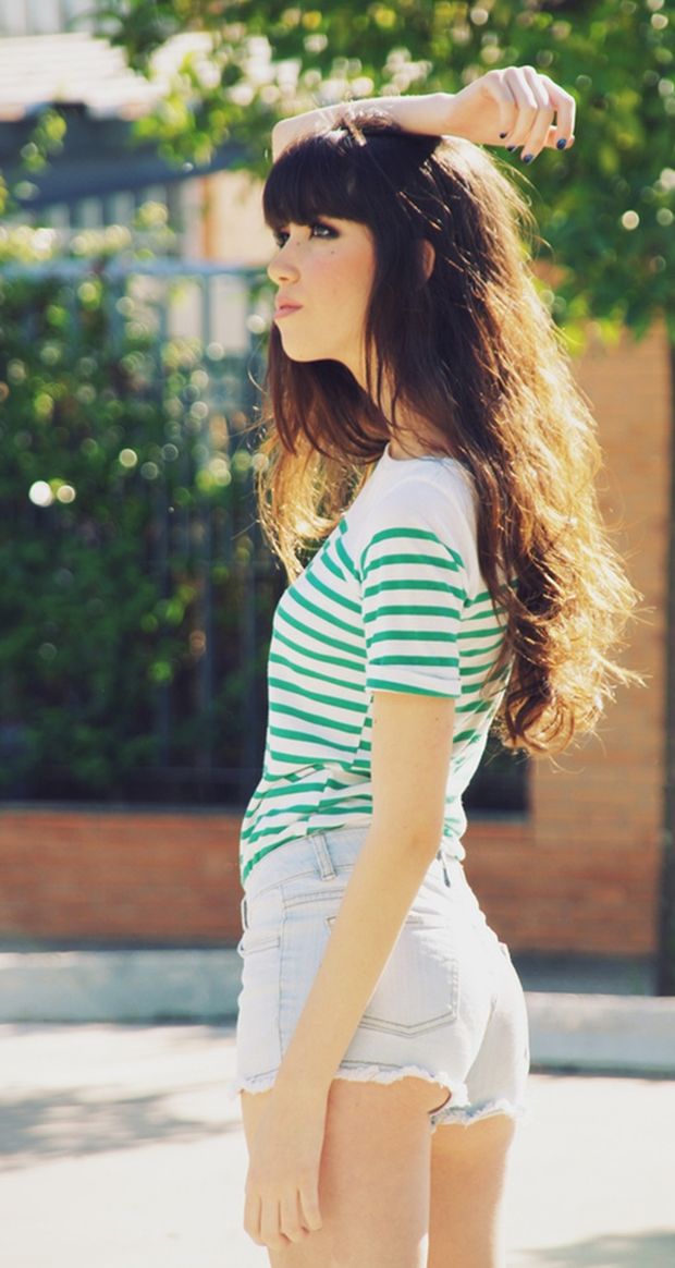 Super-Cute Teen Babe In Hot Shorts!