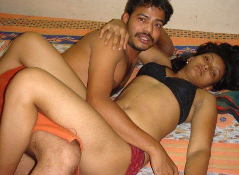 Semi nude love couple South Indian bhabhi
