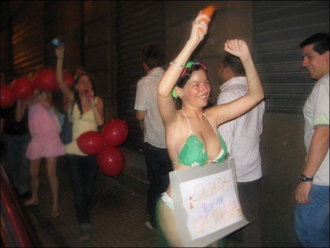 Andrea and friends took it to the streets - Argentinian Bachelorette 04