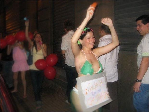 Andrea and friends took it to the streets  - Argentinian Bachelorette 04