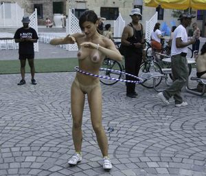 wnbr babe hula hooping