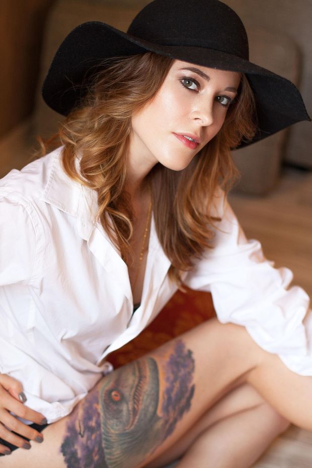 Anoukevil - Can Leave Your Hat On 1