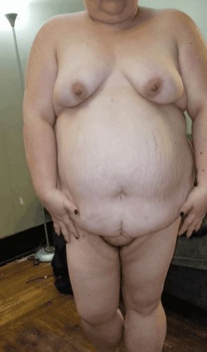 BBW squeezing her tummy